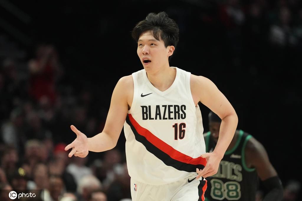 杨翰森战灰熊出场3分半 砍2分1板2失误1犯正负值-10